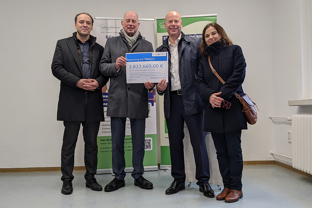 Bescheidübergabe: Von links nach rechts. Herr Christian Gerlitz, Bürgermeister Stadt Jena, Herr Minister Wolfgang Tiefensee, Herr Torsten Schubert, Geschäftsführer STW TH und Frau Elvira Babic, EAH Jena bei der Bescheidübergabe Maurerstraße